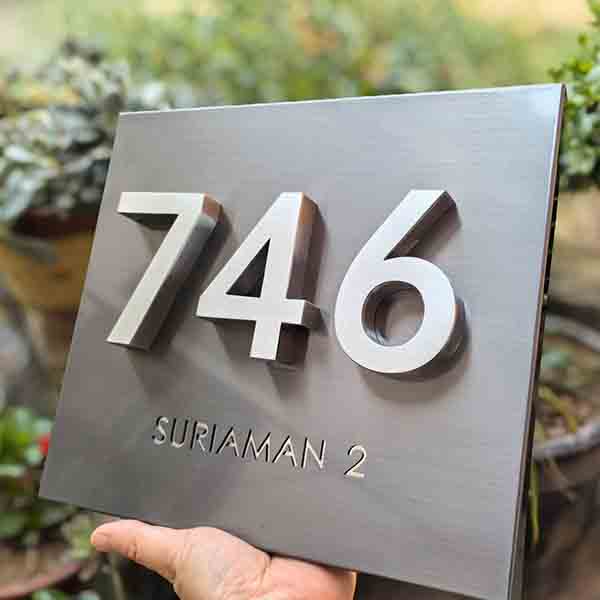 不鏽鋼浮雕雕刻門牌│品牌│標示牌定製